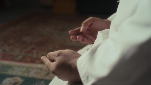 왼손에 파랑을 사용하여 말한기도의 계산하는 익명의 무슬림 사람의 — 비디오