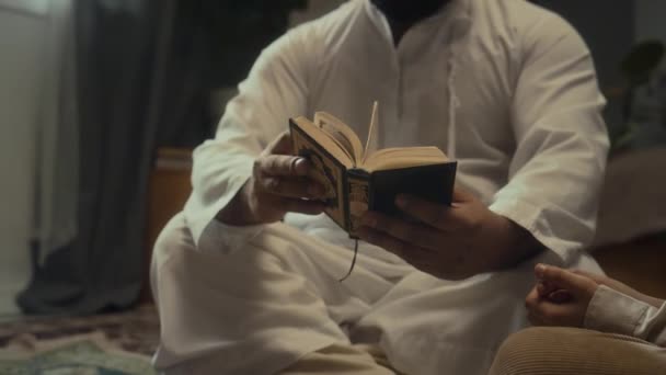 Przycięte Nagrania Nierozpoznawalnego Brodatego Religijnego Mężczyzny Siedzącego Podłodze Wzywającego Przez — Wideo stockowe