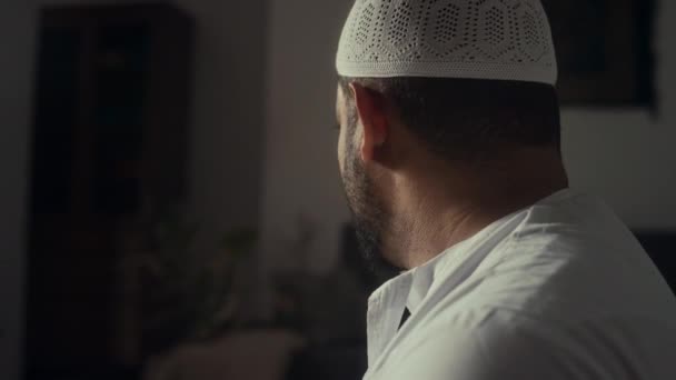 Side Closeup Bearded Biracial Muslim White Cap Doing Namaz Home — Stok Video