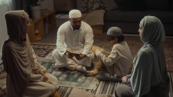 High Angle Footage Muslim Family Members Sitting Floor Listening Head — Stock Video