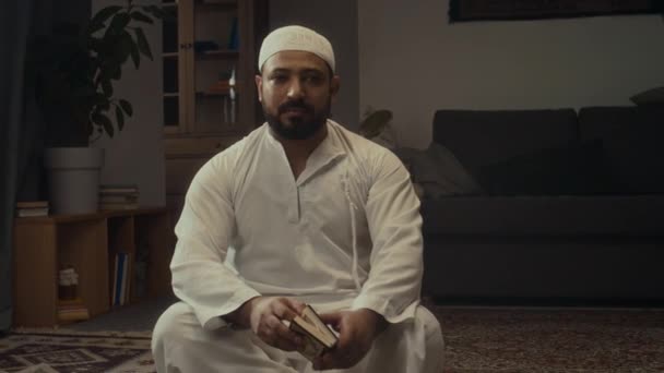 Medium Handheld Portrait Biracial Bearded Muslim Man White Skullcap Kandora — Stock Video
