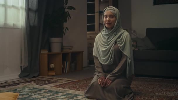 Plný Handheld Portrét Biracial Mladé Pokryté Žena Hidžábu Abaya Sedí — Stock video