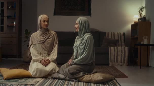 Fullständiga Bilder Två Unga Muslimska Suisters Hijabs Och Abayor Sitter — Stockvideo