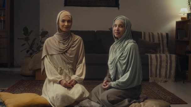 Volledige Handheld Portret Van Twee Mooie Moslim Dames Dragen Hijabs — Stockvideo