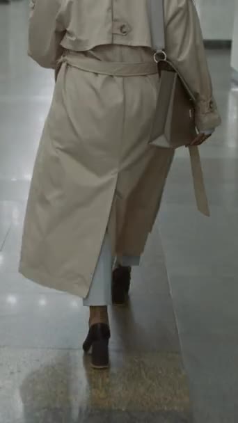 지하를 초대형 트렌치 코트에서 인식할 여자의 동영상 — 비디오