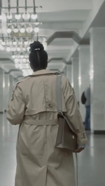 Trençkotlu Deri Çantalı Aydınlık Metro Geçidi Boyunca Yürüyen Kimliği Belirsiz — Stok video