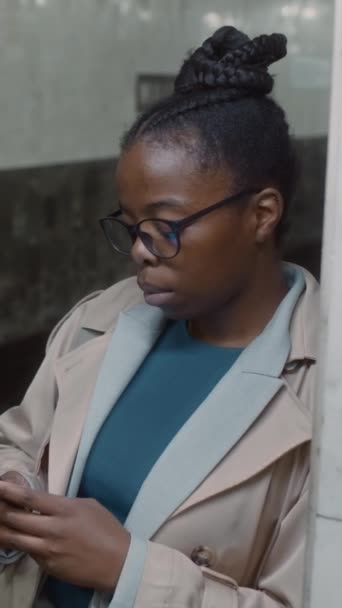 Side Vertikala Bilder Allvarliga Afroamerikanska Kvinna Glasögon Sms Smartphone Medan — Stockvideo