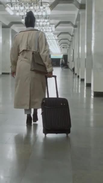 Trençkotlu Uzun Metro Platformu Boyunca Seyahat Sırasında Bavuluyla Yürüyen Kimliği — Stok video
