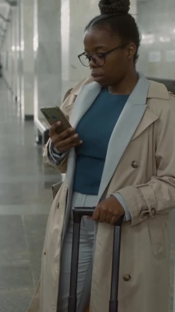 アフリカ系アメリカ人観光客の縦横映像とスーツケースプランニングルートで携帯電話の画面を見ながら急いで地下鉄をキャッチ — ストック動画