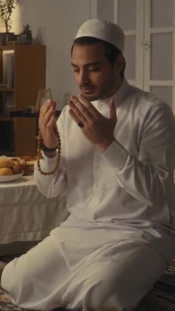 Cuplikan Vertikal Samping Muslim Arab Dalam Thawb Putih Dan Topi — Stok Video