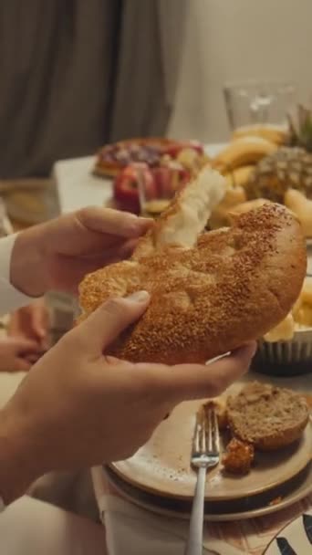 Bijkomende Beelden Van Onherkenbare Moslimman Die Platbrood Pita Deelt Met — Stockvideo