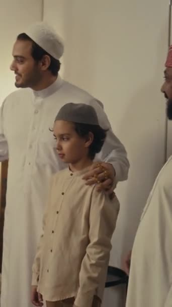 Arap Müslüman Adamın Oğluyla Dikey Görüntüsü Çift Cinsiyetli Arkadaşını Aile — Stok video