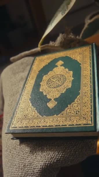 Hay Personas Imágenes Verticales Del Libro Sagrado Corán Verde Oscuro — Vídeo de stock