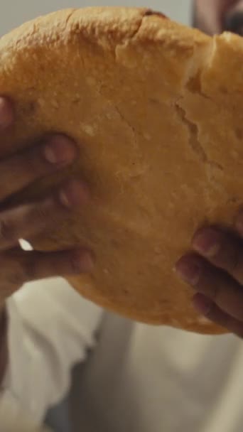 Περικοπή Κατακόρυφη Closeup Αγνώριστη Γενειοφόρος Ισλαμιστής Άνθρωπος Σπάζοντας Ψωμί Πίτα — Αρχείο Βίντεο