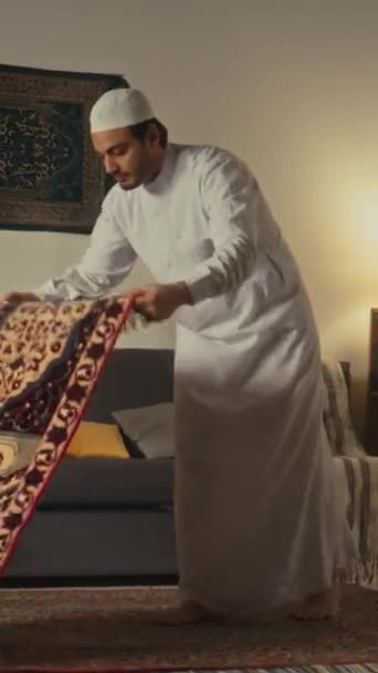 Pieno Filmato Verticale Uomo Musulmano Arabo Piedi Nudi Skullcap Bianco — Video Stock
