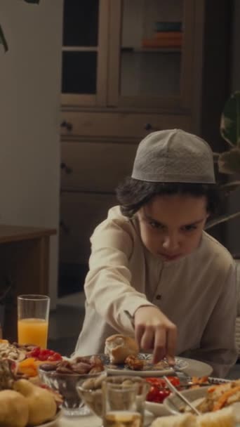 Kafatası Şapkalı Domatesli Küçük Bir Çocuğun Evde Bayram Şenliği Masasında — Stok video