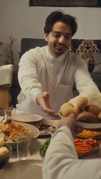 Nad Ramieniem Pionowe Nagranie Niezidentyfikowanego Muzułmanina Podającego Talerz Ziemniakami Chlebem — Wideo stockowe