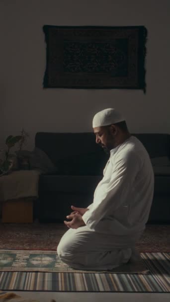 Beyaz Giysili Sakallı Müslüman Adamın Geniş Bir Odada Tek Başına — Stok video