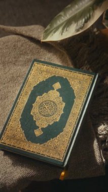 Hiçbir insan, kutsal Kur 'an' ın dikey görüntülerini yeşil örtüyle kaplayıp küçük bir masada duran altın süslemelerle donatmaz.