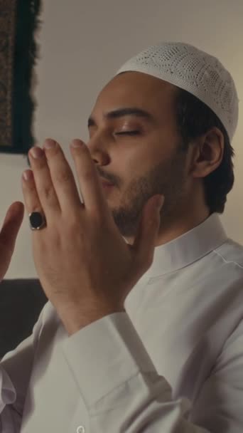 아랍의 영상은 얼굴과 자신의 전달하고 일어나 집에서 하나님께 자신의기도를 마무리 — 비디오