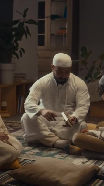 Full Vertical Footage Father White Muslim Cap Kandora Explain Basic — Stok Video