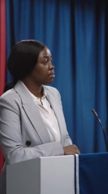 Genç Afrikalı Amerikalı kadın başkan adayının Demokrat Parti adaylığı kampanyası sırasında kamuoyu tartışmaları sırasında hassas sosyal ve ekonomik sorunlar hakkında konuşurken çekilmiş dikey görüntüler.