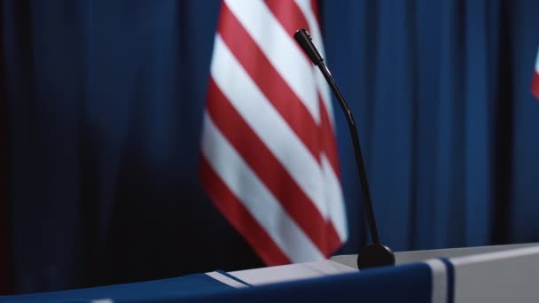 Close Nikt Nie Nakręcił Mikrofonu Podium Hali Publicznej Flaga Amerykańska — Wideo stockowe