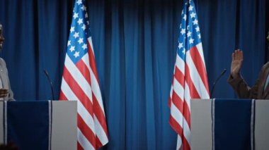 Afrika kökenli Amerikalı ve Kafkasyalı kadın senato adaylarının sahnede durup, halka el sallayarak, el sıkışarak, birbirlerini selamlayarak ve tartışmaya başlamadan önce şans dileyerek çekimleri.