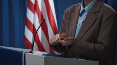Tanımlanamayan Amerikalı politikacının veya hükümet yetkilisinin sosyal veya ekonomik politika üzerine yaptığı tartışmalarda veya zirvede yaptığı yoğun el hareketlerinin yakın plan çekimi