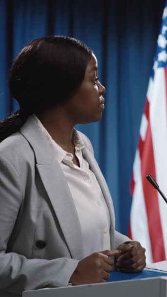 竞选美国参议院或国会的年轻黑人女性候选人在选举期间参加辩论 坦率谈论社会问题 与对手辩论的中等水平的垂直镜头 — 图库视频影像