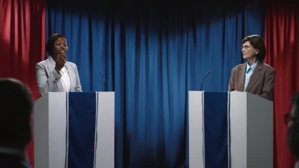 Mittlere Gesamtaufnahme Zweier Unterschiedlicher Politikerinnen Die Auf Der Bühne Debattieren — Stockvideo