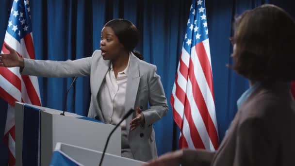 Μέτριο Πλάνο Νεαρών Αφροαμερικανών Και Ώριμων Καυκάσιων Γυναικών Υποψηφίων Που — Αρχείο Βίντεο