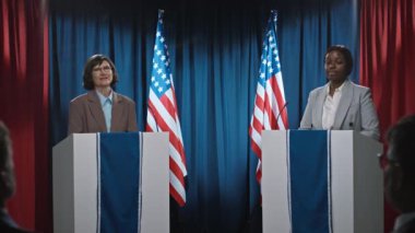 Amerika 'daki Demokratik ve Cumhuriyetçi partilerin Beyaz ve Afrikalı kadın başkan adayları halkın alkışları için el sıkışıyor.