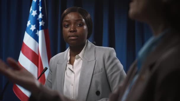 Mittlere Aufnahme Einer Jungen Afroamerikanischen Politikerin Bei Einer Konfrontation Mit — Stockvideo