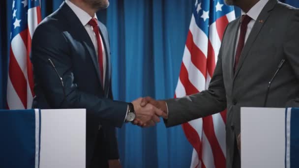 在选举辩论之后 来自民主党和共和党的不具名的多样化男性总统候选人或参议员候选人的中间镜头和双手握手 — 图库视频影像
