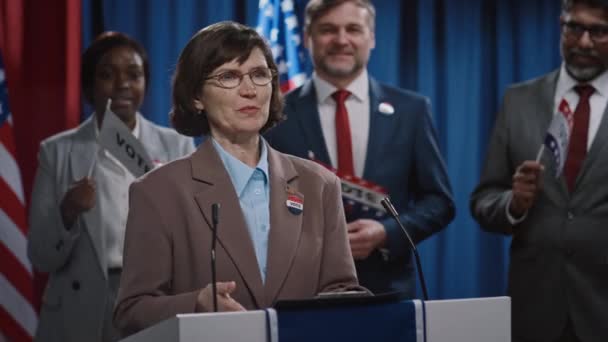 来自共和党或民主党的成熟的白人女总统候选人站在讲台上 在初选中表现出政治姿态 背景各异 — 图库视频影像