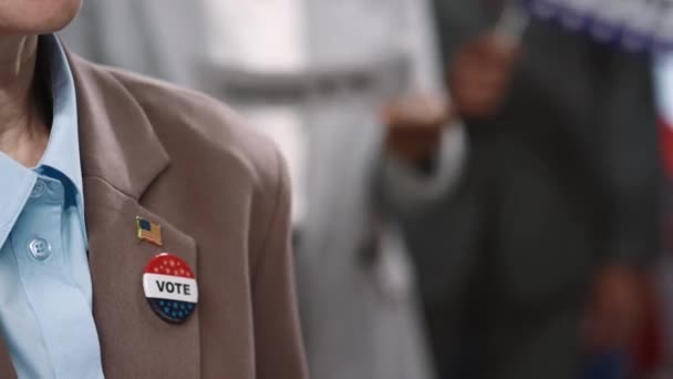 Крупним Планом Знімок Шиї Грудей Анонімної Зрілої Жінки Кандидата Куртці — стокове відео