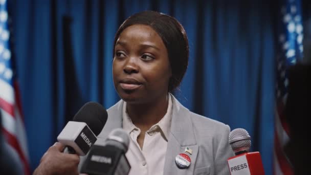 在总统竞选期间 白宫年轻的非洲裔美国女新闻秘书在美国国旗前 向大众媒体记者提问 这是中特写镜头 — 图库视频影像