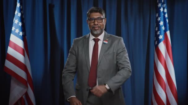 Medellångsamt Porträtt Självsäker Mogen Indisk Amerikansk Manlig Politiker Som Kandiderar — Stockvideo