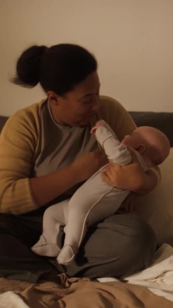 Volledig Verticaal Schot Van Vrolijke Afro Amerikaanse Moeder Cardie Pyjama — Stockvideo