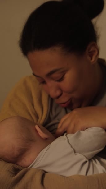 Aylık Bebeğini Emzirirken Okşarken Öperken Nazikçe Konuşurken Orta Boy Dikey — Stok video