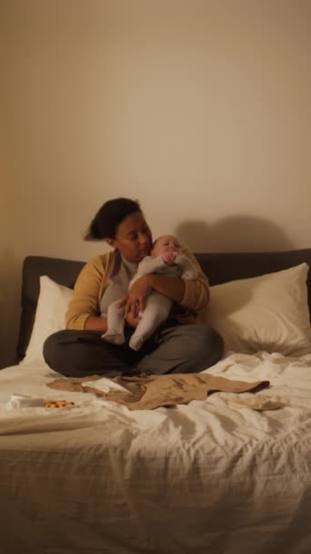 Full Vertical Shot Happy Young African American Mother Cardie Pyjamas — Stock Video