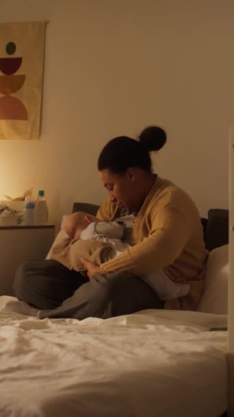 Akşamları Evde Bacak Bacak Bacak Üstüne Atmış Yeni Doğan Oğlunu — Stok video