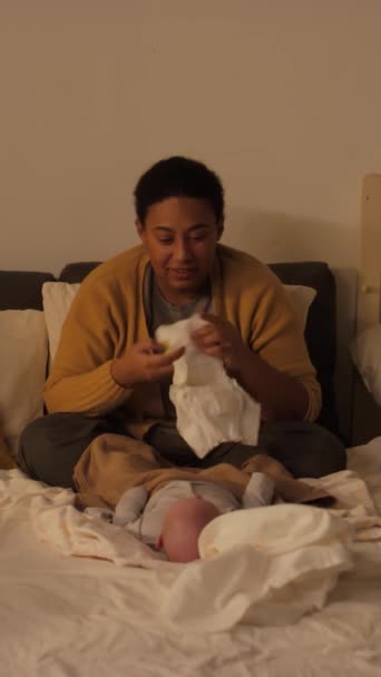 Volledig Verticaal Schot Van Lachende Jonge Spaanse Moeder Zittend Bed — Stockvideo