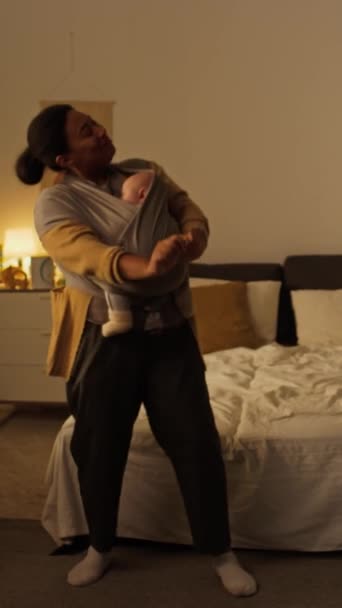 Bebek Eşarplı Neşeli Afrikalı Amerikalı Anne Yatak Odasında Eğlenceli Hareketlerle — Stok video