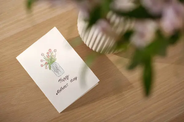 Hohe Winkel Der Handgefertigten Postkarte Mit Gezeichneten Blumenstrauß Und Grüße — Stockfoto