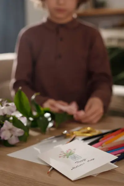 Handgemachte Grußkarte Mit Gezeichneten Blumen Vase Auf Dem Tisch Liegend — Stockfoto