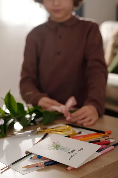 插花在花瓶里的贺卡 放在一堆蜡笔上 防止孩子们在花束上系带 — 图库照片