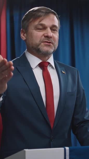 Tembakan Vertikal Sedang Dari Kandidat Laki Laki Kaukasia Untuk Senat — Stok Video