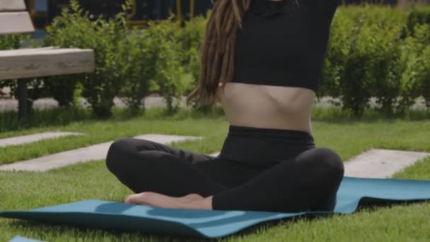 Rastalı Mutlu Ince Beyaz Bir Kadının Yoga Eğitimi Sırasında Çatı — Stok video
